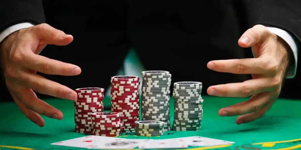 Filipino player using 7game on a mobile phone to access sports betting and casino games